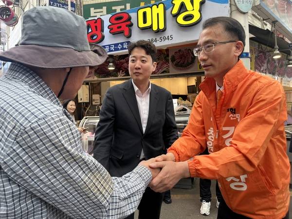 이준석(가운데) 개혁신당 당 대표가 강명상(오른쪽) 개혁신당 창원시장 후보와 함께 8일 오후 창원 성산구 반송시장에서 상인들과 인사를 나누고 있다. /김다솜 기자