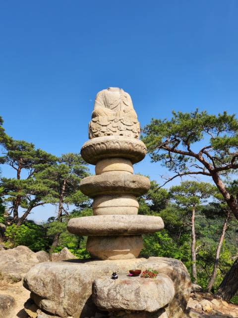 머리를 잃은 용장사곡 석조여래좌상에게 헌다례를 올렸다.