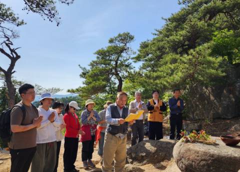 용장사곡 석조여래좌상 앞에서 헌다한 뒤 금강경을 외우고 있다.