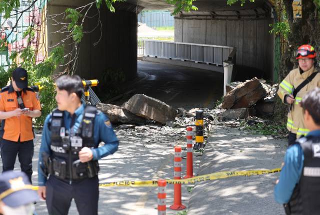 8일 오전 10시 47분께 대구 남구 봉덕동 한 지하도 옆 경사로에서 대형 암석이 떨어지는 사고가 나 관계 당국이 현장을 통제하고 있다. 이 사고로 해당 지하도를 지나던 행인 1명이 숨졌다. 연합뉴스
