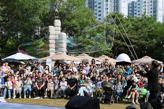 '2025 장미꽃 필(Feel) 무렵' 행사장에서 열린 가든판타지 공연 장면. 달서문화재단 제공
