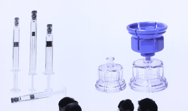 지난해 8월 26일 서울 강남구 코엑스에서 열린 '세계 제약·바이오·건강기능 산업 전시회'에서 참관객들이 부스 상담을 받는 모습. [출처=연합]