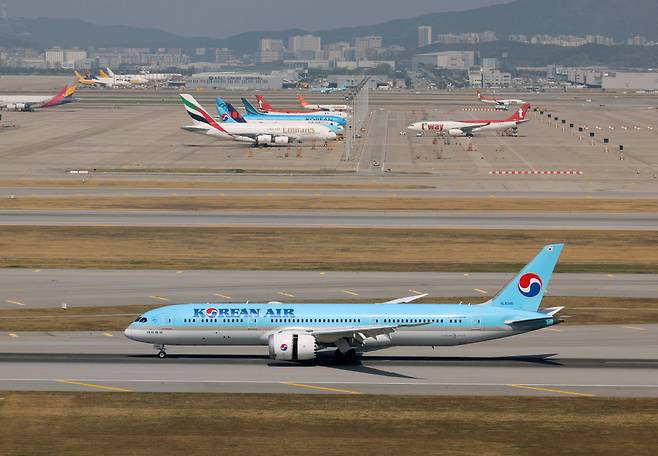 인천국제공항 활주로에서 비행기가 이동하고 있다.(신태현 기자 holjjak@)