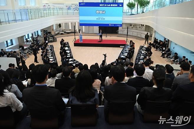 강승준 신용보증기금 이사장이 8일 오후, 서울 광진구 신용보증기금 광진지점에서 열린 'NEST AI-Lab' 개소식에서 환영사를 하고 있다. 사진=강민석 기자