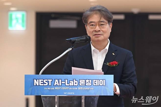 강승준 신용보증기금 이사장이 8일 오후, 서울 광진구 신용보증기금 광진지점에서 열린 'NEST AI-Lab' 개소식에서 환영사를 하고 있다. 사진=강민석 기자