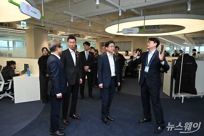 (오른쪽 두 번째)이억원 금융위원장과 (왼쪽 첫 번째와 두 번째)강승준 신용보증기금 이사장, 장민영 IBK기업은행장 등이 8일 오후 서울 광진구 신용보증기금 광진지점에서 열린 'NEST AI-Lab' 개소식에 참석하기 앞서 사무실을 살펴보며 관계자의 설명을 경청하고 있다. 사진=강민석 기자