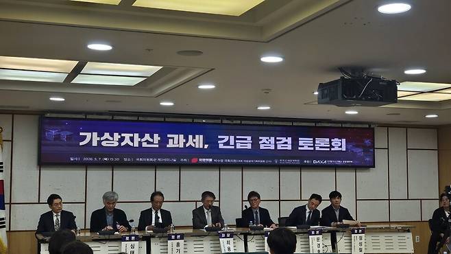 7일 서울 여의도 국회에서 열린 '가상자산 과세, 긴급 점검 토론회'에서 김현동 배재대 교수, 심태섭 서울시립대 교수, 홍기용 인천대 명예교수, 최용선 서울시립대 명예교수, 오문성 경희대 경영대학원 교수, 문경호 재정경제부 소득세제과장, 정성철 회계사가 토론을 진행하고 있다. (왼쪽부터) /한국조세정책학회
