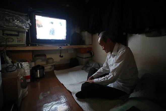 어버이날을 홀로 보내는 독거노인이 꾸준히 늘어나고 있다. 2024년 기준 노인 1인 가구는 219만6,738명으로, 전체 65세 이상 인구의 22.1%를 차지했다. 사진은 서울 종로구 돈의동 쪽방촌에 한 어르신이 혼자 계신 모습이다. / 뉴시스