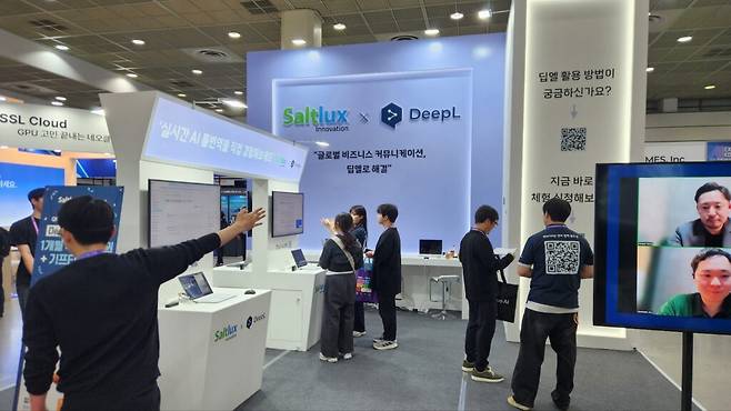 글로벌 AI 번역 기업 딥엘(DeepL)과 국내 공식 파트너사인 솔트룩스는 공동 부스를 통해 AI 엑스포 2026에 참여, AI 통번역 솔루션 '딥엘 보이스(DeepL Voice)'의 전 제품군을 선보였다. (사진=테크42)