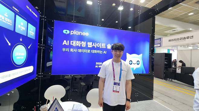 플랜아이는 SaaS형 지식 기반 AI 대화서비스 ‘플래니’를 들고 나왔다. 현장에서 만난 신상훈 플랜아이 책임은 플래니의 장점을 비용과 운영 부담 절감에서 찾았다. (사진=테크42)