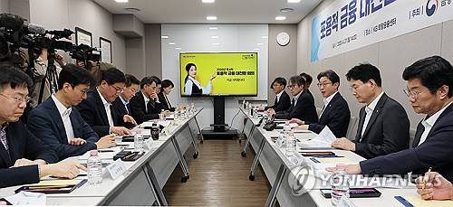 이억원 금융위원장, 포용적 금융 대전환 회의 참석(서울=연합뉴스) 최재구 기자 = 이억원 금융위원회 위원장이 27일 서울 동작구 KB희망금융센터에서 열린 2026년 포용적 금융 대전환 제4차 회의에 참석해 발언하고 있다. 2026.4.27 jjaeck9@yna.co.kr