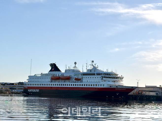 1893년부터 노르웨이 베르겐에서 시르케네스까지 노르웨이 해안 34개 항구를 쉬지 않고 오가는 배 ‘후르티그루텐’ (사진=이민하 기자)