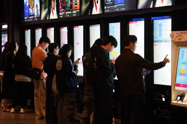 서울 시내 영화관에서 시민들이 상영정보를 살펴보고 있다. (사진=뉴시스)