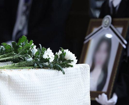 7일 광주 광산구 신가동 한 장례식장에서 20대 남성의 흉기에 찔려 숨진 여고생의 발인이 진행되고 있다. (사진=연합뉴스)