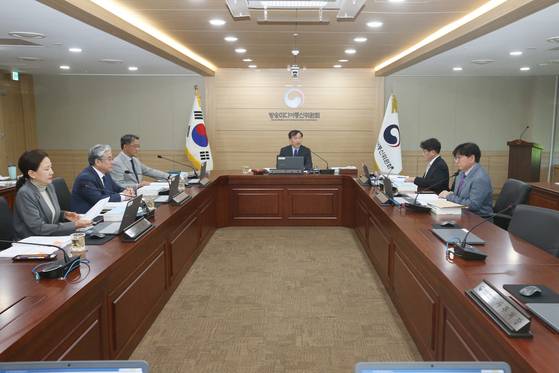 김종철 방송미디어통신위원장(가운데)이 8일 정부과천청사에서 2026년 제7차 전체회의_를 진행하고 있다. [사진 방송미디어통신위원회]