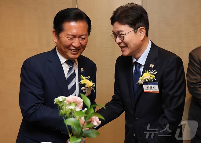 정청래 더불어민주당 대표와 정원오 서울시장 후보가 7일 서울 여의도 페어몬트 앰배서더 호텔에서 열리는 뉴스1 미래포럼에 앞서 열린 사전 리셉션에서 악수를 나누고 있다.  2026.5.7 ⓒ 뉴스1 임세영 기자