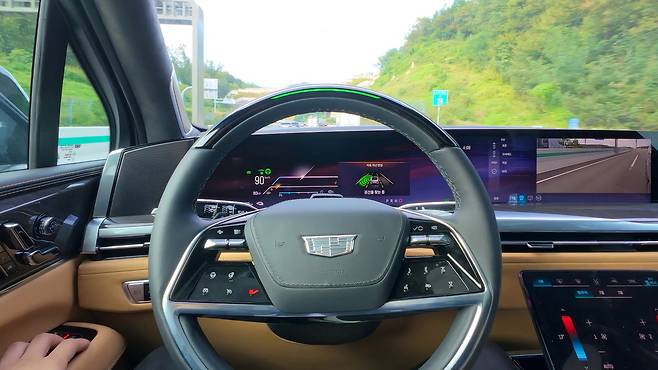 제너럴모터스(GM)의 첨단운전자보조시스템(ADAS) '슈퍼크루즈'의 '핸즈프리'(Hands-free) 기능이 활성화 된 상태에서 차량이 자동으로 차로를 변경하고 있는 모습(자료사진. GM 한국사업장 제공).