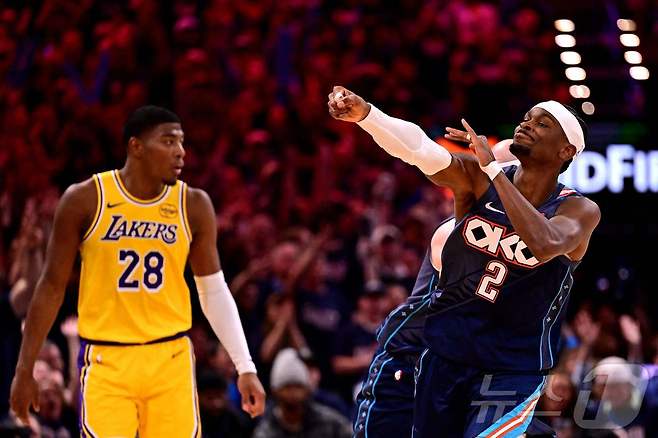 NBA 오클라호마시티 선더가 PO 2라운드에서 레이커스에 2연승을 거뒀다. ⓒ AFP=뉴스1