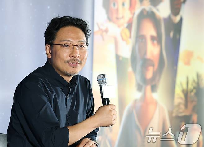 장성호 감독이 2일 오후 서울 용산구 CGV용산아이파크몰에서 열린 애니메이션 '킹 오브 킹스' 언론시사회 및 기자간담회에서 미소를 짓고 있다. '킹 오브 킹스'는 영국의 뛰어난 작가 찰스 디킨스가 막내아들 월터와 함께 2000년 전 가장 위대한 이야기 속으로 떠나는 여행을 그린 글로벌 흥행작 K-애니메이션이다. 2025.7.2 ⓒ 뉴스1 권현진 기자