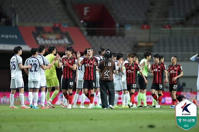 안양 선수단이 서울전이 끝난 뒤 인사하고 있다. 사진 | 한국프로축구연맹
