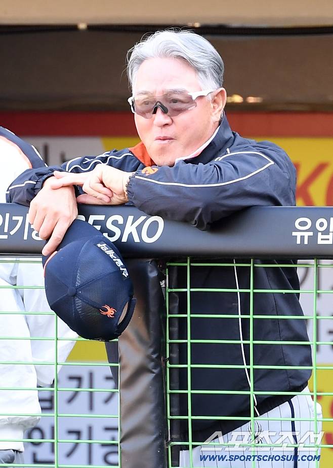 6일 광주 기아챔피언스필드에서 열린 KIA와 한화의 경기. 김경문 감독이 훈련을 지켜보고 있다. 광주=박재만 기자 pjm@sportschosun.com/2026.05.06/