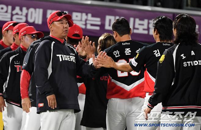 8일 부산 사직구장에서 열린 롯데와 KIA의 경기. 승리한 KIA 이범호 감독이 기뻐하고 있다. 부산=박재만 기자 pjm@sportschosun.com/2026.05.08/