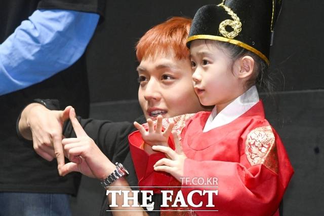 그룹 워너원 출신 가수 겸 배우 박지훈, 최근 영화와 드라마, 그리고 팬콘서트까지 연이어 화제를 모으며 다시 한번 ‘대세 스타’ 존재감을 입증하고 있다. 사진은 배우 박지훈이 지난 3월 영화 '왕과 사는 남자' 무대인사에 참석해 한복을 입은 어린이와 포즈를 취하고 있다. /서예원 기자