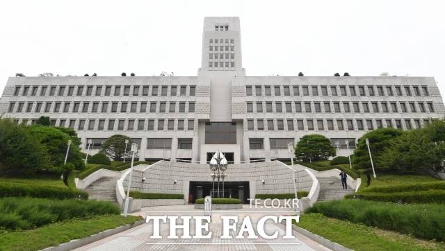 성남FC 후원금 의혹을 수사한 검찰이 사건 관계인에게 출국금지·연장 통지를 유예한 처분은 위법하므로 손해를 배상해야 한다는 대법원 판단이 나왔다. /더팩트 DB