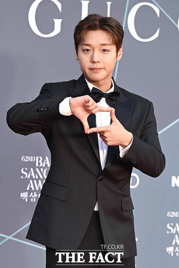 배우 박지훈이 8일 오후 서울 강남구 코엑스에서 열린 제62회 백상예술대상에 참석해 레드카펫에서 포즈를 취하고 있다. /송호영 기자