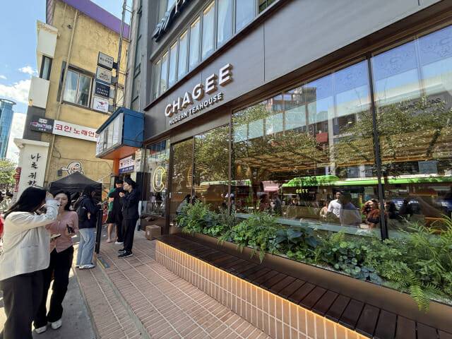 차지 신촌점 앞에서 매장 관계자가 예약주문을 하지 않은 손님들을 돌려보내고 있다.(사진=지디넷코리아)