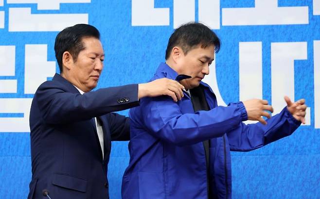 8일 국회에서 열린 더불어민주당 4차 인재 영입식에서 정청래 대표가 김영빈 변호사에게 민주당 상징인 '파란 점퍼'를 입혀주고 있다. 연합뉴스