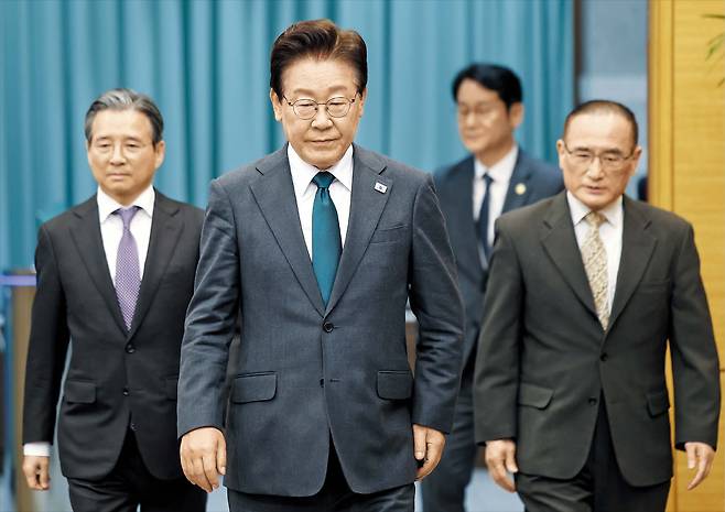 이재명 대통령이 7일 수석·보좌관 회의를 주재하기 위해 청와대 여민관 내 회의실에 입장하고 있다. 이 대통령은 이날 “국민의 손으로 첨단 전략 산업을 키우고 그에 따른 성장의 과실과 기회를 국민과 나누기 위한 국민참여형 국민성장펀드가 22일부터 판매된다”고 말했다. /연합뉴스