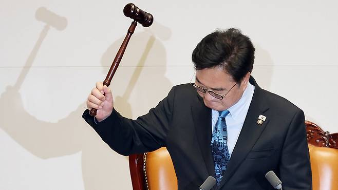 우원식 국회의장이 8일 국회에서 본회의 산회를 선포한 뒤 의사봉을 강하게 내려치고 있다. /뉴시스