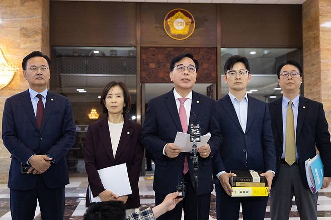 송언석(가운데) 국민의힘 원내대표가 8일 국회 본회의 산회 후 입장을 밝히고 있다./뉴스1