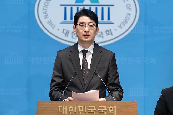 부산시장 출마를 선언한 주진우 국민의힘 의원이 지난 3월 17일 서울 여의도 국회 소통관에서 북극항로청 및 한국수산진흥공사 설치법 대표발의 기자회견을 하고 있다./뉴스1