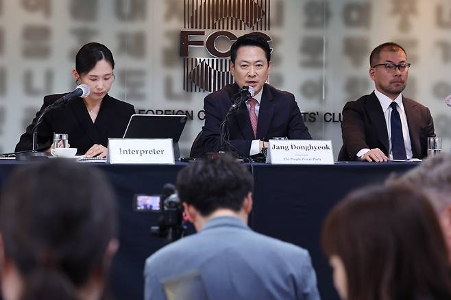 장동혁 국민의힘 대표가 8일 서울 중구 한국프레스센터에서 열린 서울외신기자클럽 초청 외신기자 간담회에서 모두발언하고 있다. /연합뉴스