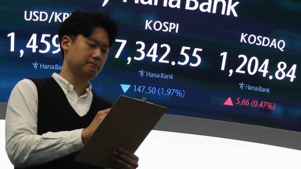 8일 서울 중구 하나은행 딜링룸 현황판에 코스피가 표시되고 있다. 연합뉴스