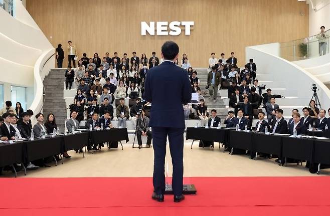 이억원 금융위원장이 8일 오후 서울 광진구 신용보증기금 광진지점에서 열린 NEST AI-Lab 론칭 데이에서 축사를 하고 있다. ⓒ뉴시스