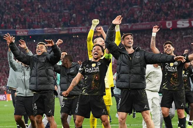 파리 생제르맹(PSG, 프랑스) 선수들이 6일(현지 시간) 독일 뮌헨의 알리안츠 아레나에서 열린 2025-26 유럽축구연맹(UEFA) 챔피언스리그(UCL) 준결승 2차전 바이에른 뮌헨과 경기를 마친 후 결승 진출에 환호하고 있다. PSG는 1-1로 비겨 1,2차전 합계 6-5로 승리하며 결승에 올라 UCL 2연패를 노리게 됐다. 2026.05.07 뮌헨=AP 뉴시스