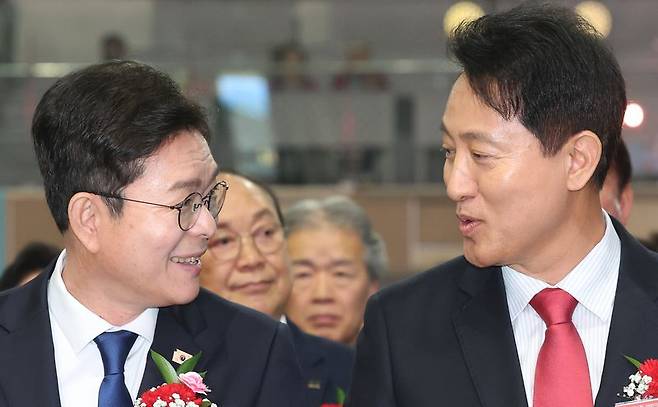 정원오 더불어민주당 서울시장 후보와 오세훈 국민의힘 서울시장 후보가 6일 서울 중구 장충체육관에서 열린 대한노인회 서울시연합회 제54회 어버이날 기념행사에서 대화를 나누고 있다. 뉴스1