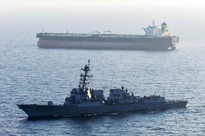 27일 미 중부사령부가는 엑스(X) 계정에 전날 미 해군 구축함 라파엘 페랄타(DDG 115)호가 호르무즈 해협에서 이란 항구로 진입을 시도한 M/T 스트림호에 대해 봉쇄 조치를 하고 있는 사진을 공개했다. 미 중부사령부 엑스(X) 캡처