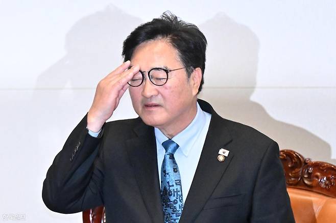 우원식 국회의장이 8일 국회 본회의장에서 국민의힘이 '대한민국헌법 개정안'을 비롯한 비쟁점법안 50여 건 모두에 필리버스터를 신청하자 규탄발언을 하던 중 안경을 고쳐쓰고 있다. 민경석 기자