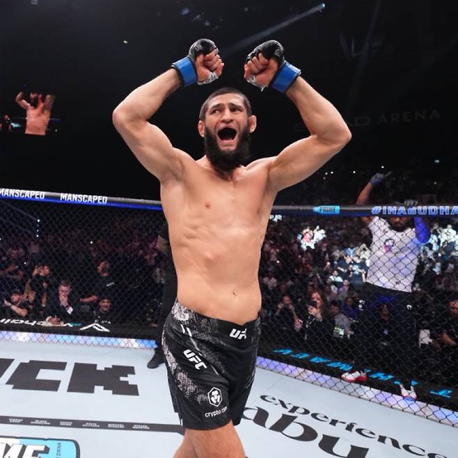 우스만과 싸움에서 승리 후 기뻐하는 치마예프. 사진=UFC SNS