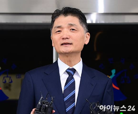 SM엔터테인먼트 시세 조종 혐의를 받고 있는 김범수 카카오 창업주 겸 경영쇄신위원장이 21일 오전 열린 1심 선고공판에서 무죄를 받고 법원을 나서며 취재진들에게 소감을 전하고 있다. [사진=아이뉴스24 포토 DB]