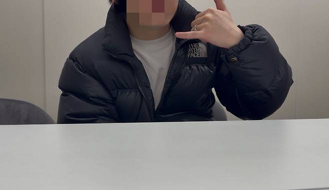 코스피 7000선을 돌파하며 사상 최고치를 경신하는 요즘, 이런 ‘불장’ 상황은 사기꾼들에게 최상의 영업 환경이 되고 있다. 불법 리딩방 콜센터에서 일하다 불구속 기소된 A씨(사진)를 만나 사기 수법에 대해 자세히 들어봤다. 전율 기자