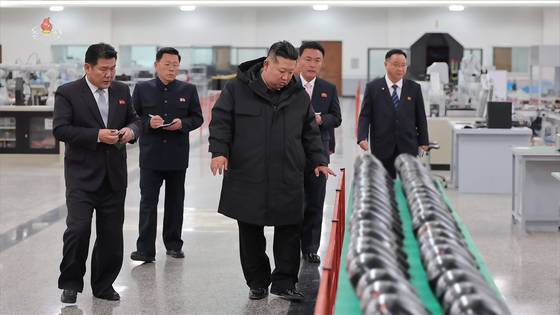 김정은 북한 국무위원장이 지난 3일 중요 군수공장을 방문해 전술유도무기 생산 실태를 파악하고 다목적 정밀유도무기들에 대해 평가했다고 조선중앙TV가 4일 보도했다. 조선중앙TV 화면=연합뉴스