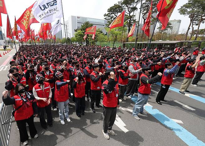 삼성바이오로직스 상생노동조합 조합원들이 지난달 22일 인천 연수구 삼성바이오로직스 송도 사업장 앞에서 열린 투쟁 결의대회에서 임금인상 등을 요구하며 투쟁을 외치고 있다. 뉴시스