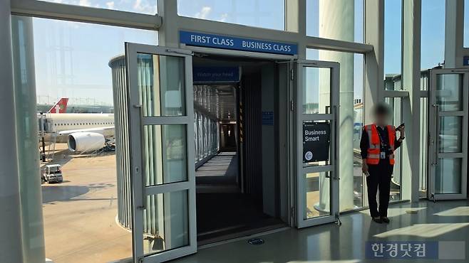 인천국제공항 1터미널. 파라타항공 비즈니스 스마트 클래스 연결통로. 사진=신용현 기자