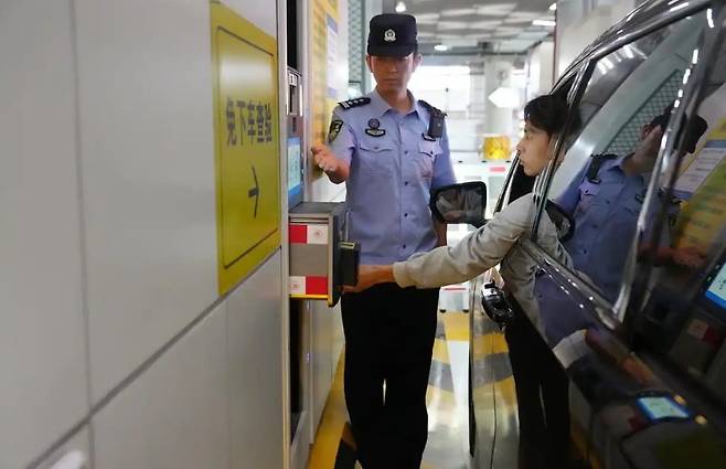 중국의 디지털 경제는 QR 코드 사회를 넘어서 이젠 얼굴 경제로 진화하고 있다. 카메라 앞에서 얼굴을 비추는 것만으로도 신원 확인, 결제, 출입, 의료비 정산까지 이뤄지는 안면인식 인프라가 빠르게 확산하고 있다. 바이두 캡처