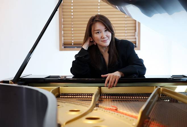 서울 서초구 세실리아하우스에서 클라라 민 뉴욕 콘서트 아티스트 앤드 어소시에이츠(NYCA) 예술감독이 아르떼와 인터뷰에 앞서 피아노를 배경으로 사진을 찍고 있다. 이솔 기자.